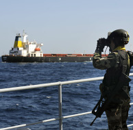 Een Franse soldaat kijkt vanaf het fregat Jean de Vienne naar de tanker Kronos in de Golf van Aden. Afbeelding: DPA / Picture Alliance