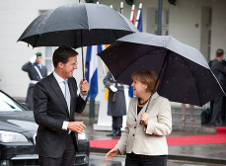 Rutte en Merkel zoals ze op de Nederlandse cover komen. Afb.: flickr/min.-pres. Rutte/cc