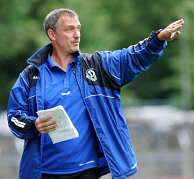 Ruud Kaiser geeft aanwijzingen bij een training van Dynamo Dresden. Afb: dpa/Picture Alliance