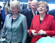 Minister Schavan en kanselier Merkel (op CeBIT 2008). Afbeelding: glueckauf, www.flickr.com