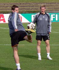 Verdediger Arne Friedrich en middenvelder Bastian Schweinsteiger (r). Afbeelding: Wikipedia