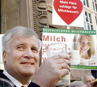 Seehofer oogste als minister van Landbouw veel sympathie voor zijn steun aan melkveehouders. Afb: DPA, www.picture-alliance.com