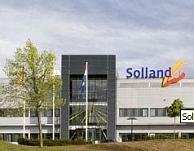 De ingang van het Solland Solargebouw bevindt zich op Duits grondgebied. Afb: sollandsolar.com