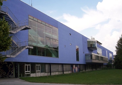 Het blauwe en lange St. Benno Gymnasium. Afbeelding: commons.wikimedia.org