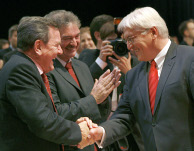 Steinmeier en Schröder hebben jarenlang samengewerkt. Afb: dpa/picture-alliance