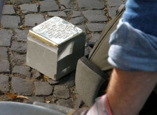 Demnig legt een Struikelsteen in Berlijn. Afb. wikipedia/AxelMauruszat/cc