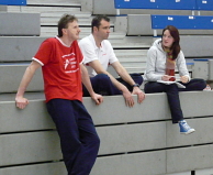 De co-trainer, de hoofdtrainer, en redacteur Emsi Hansen. Afbeelding: DIA