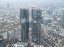 Uitzicht op de torens van de Deutsche Bank vanaf de MainTower. Afb.: DIA