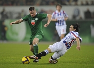 Jacek Kzrynowek (l) van VfL Wolfsburg in duel met Heerenveen-middenvelder Danijel Pranjic. Afb: DPA/Picture Alliance