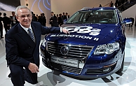 Bestuursvoorzitter Martin Winterkorn van Volkswagen poseert naast een nieuwe generatie VW-Passat met een milieuvriendelijke motor. Op den duur zullen verbrandingsmotoren uit het gamma verdwijnen, zo is de verwachting. Afb: DPA/Picture Alliance