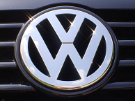 Bij de Volkswagenfabrieken in Duitsland wil men het liefst alleen dit logo op de parkeerplaatsen zien. Afb: chrisrockshard, www.flickr.com