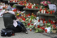 Nabestaanden treuren om de slachtoffers in Winnenden. Afb.: dpa/picture-alliance