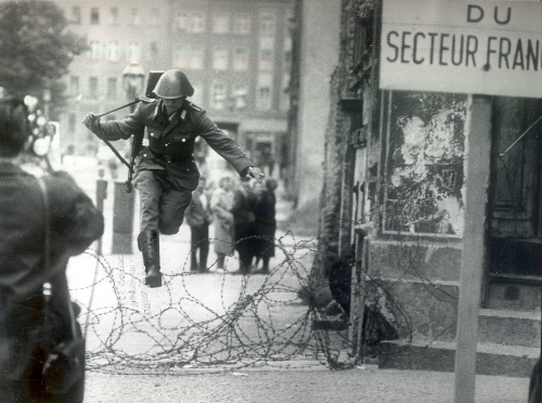 Een Oost-Duitse soldaat vlucht tijdens de bouw van de Muur naar het Westen. Afb.: Bundesbildstelle, 60710. 
